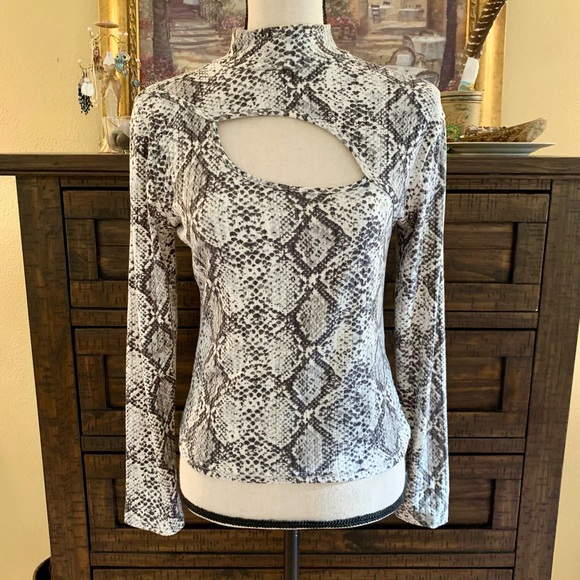 Faded Rose keyhole snake print top. - Picture 2 of 5